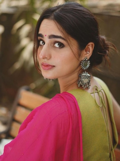 <p>आयशा ने ऑक्सिडाइज्ड झुमका पहना है जिस पर मिरर लगा हुआ है।  कॉटन साड़ी के साथ आयशा सिंपल लुक में है और ऑक्सिडाइज झुमके से लुक कंप्लीट किया है।</p>
