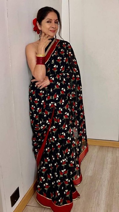 <p>नीना गुप्ता ढलती उम्र के साथ भी जवान नजर आती हैं। उनका फैशन सेंस अच्छी-अच्छी हसीनाओं को मात देता है। ऐसे में आपके लिए उनके साड़ी-ब्लाउज डिजाइन लेकर आए हैं। </p>
