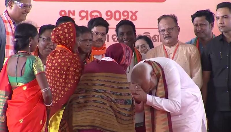 PM Modi bows down to woman who turns 'waste to wealth' at election rally in Odisha; WATCH viral moment AJR