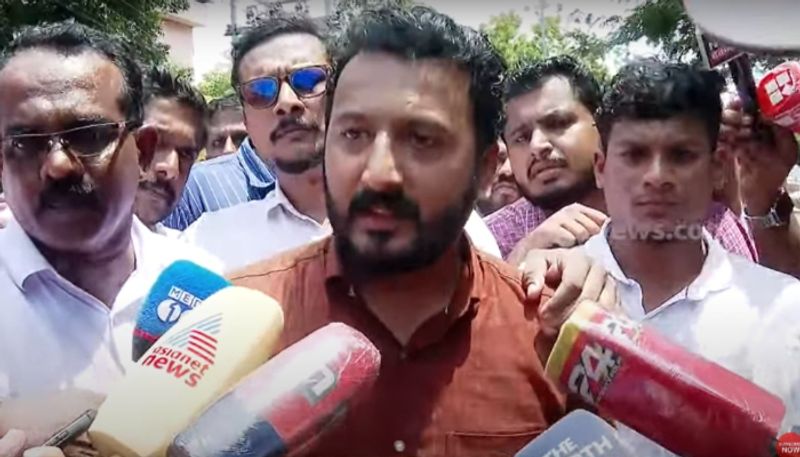 Kerala Bar bribery row: Youth Congress stages protest demanding resignation of Excise Minister MB Rajesh anr