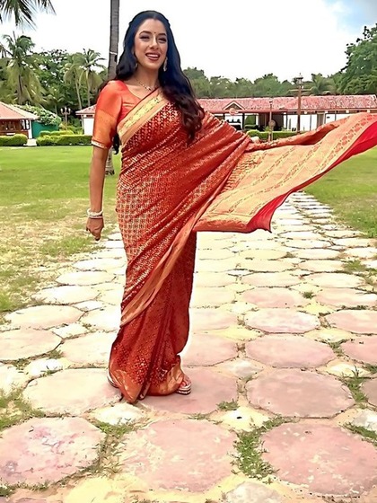 <p>रूपाली नेहा रेड और गोल्डन बेस की बनारसी साड़ी पहना है हमेशा की तरह वह मिनिमल मेकअप और खुले बालों में बहुत सुंदर लग रही हैं।</p>
