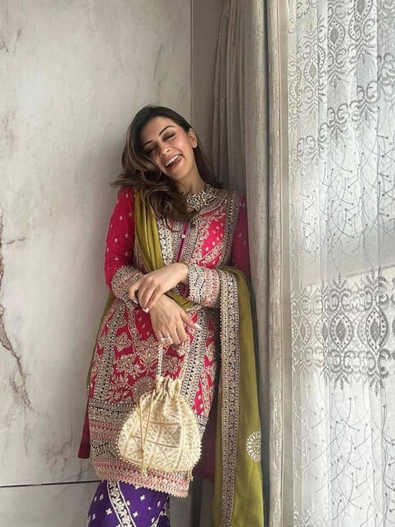 Hansika Motwani latest ethnic outfit kurta set zkamn