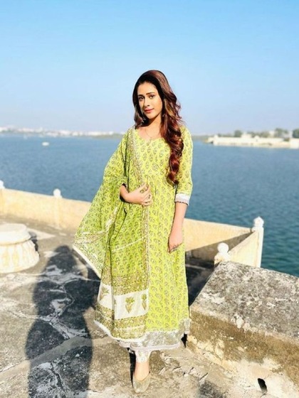 <p>गर्मियों के लिए हिबा का यह प्रिंटेड अनारकली कुर्ता सेट एकदम परफेक्ट है। वर्किंग वूमंस और कॉलेज गर्ल्स के लिए यह ड्रेस काफी कंफर्टेबल है।</p>
