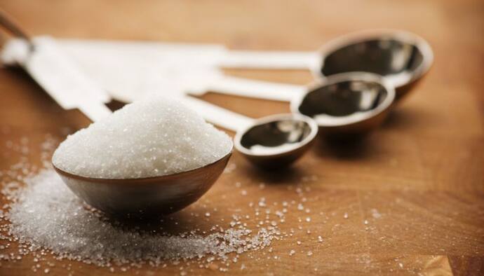 1) सेलेब्स नहीं करते चीनी का सेवन (Avoid Sugar to look Young)