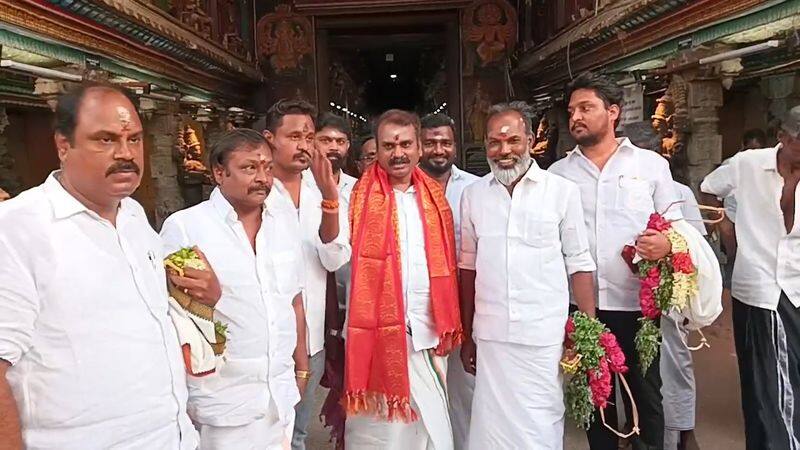 central minister l murugan did special prayer at meenakshi amman temple in madurai vel