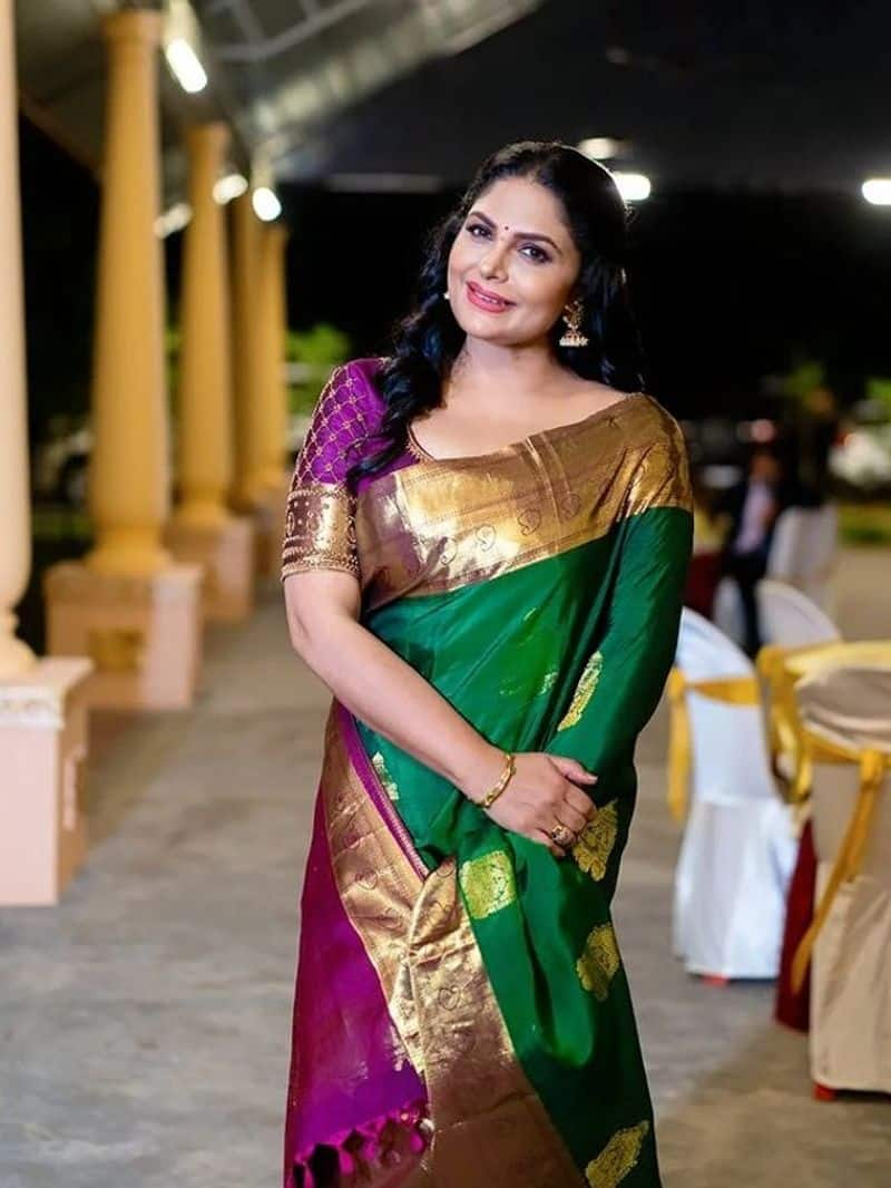 Asha Sharath latest saree zkamn