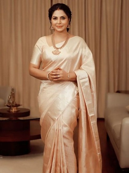 <p>बीज सिल्क साड़ी में आशा किसी महारानी सी लग रही हैं।  उन्होंने लाइट मेकअप और ट्रेडिशनल ज्वेलरी से टीम अप किया है।</p>
