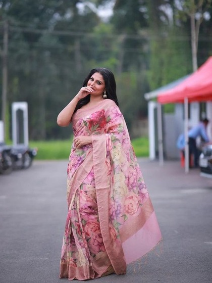 <p>गर्मियों में रिफ्रेशिंग लुक के लिए आशा की फ्लोरल साड़ी को कॉपी कर सकती हैं। आशा ने रोज़ी मेकअप और खुले बालों के साथ लुक कम्प्लीट किया है। </p>
