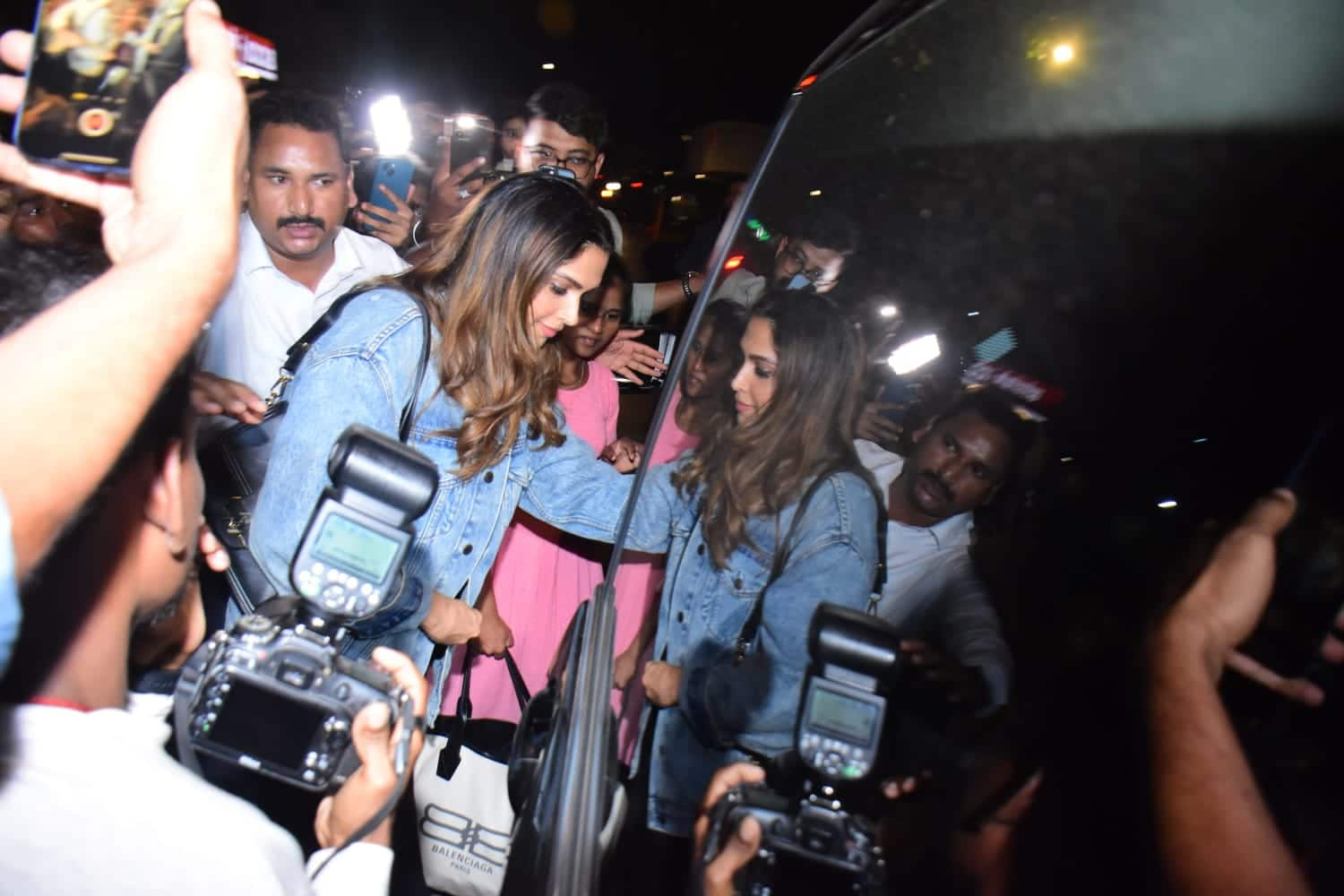 Deepika Padukone get troubled by paparazzi her Fans question why you attack pregnant sat