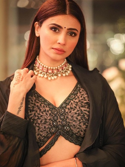<p>डेज़ी ने फ्रंट लुक बटरफ्लाई ब्लाउज डिजाइन पहना है । अगर आप की साड़ी या लहंगे का ब्लाउज हैवी एम्ब्रॉइडर्ड है तो आप टेलर से कहकर इस तरह का डिजाइन आसानी से बनवा सकती हैं।</p>
