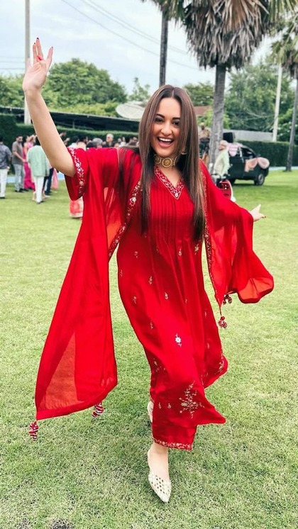 <p>वी नेकलाइन वाले सूट के फ्रंट में प्लीटेड लुक दिया है। स्ट्रेट कुर्ते में हल्का मिरर वर्क सूट को रॉयल लुक दे रहा है।  </p>
