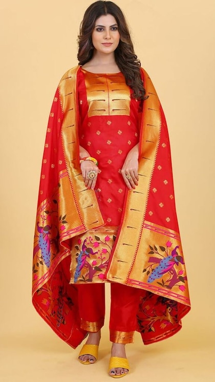<p>वट सावित्री पूजा में आप रेड सिल्क सूट कैरी कर सकती है। यहां बॉटम में फ्लोरल प्रिंट वर्क दिया गया है। स्क्वायर कट गला -पैंट लुक पूरा कर रहे है। आप गोल्डन इयरिरंग्स कैरी कर सकती है।</p>

