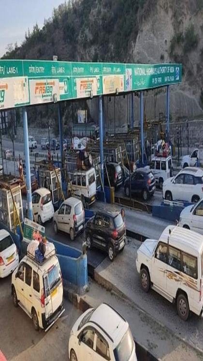 <p>UP के हाईवे पर फर्राटा भरने वाले वाहन चालकों को झटका लगने वाला है। नेशनल हाईवे अथॉरिटी ऑफ इंडिया (NHAI) ने हाईवे के टोल रेट को इन्क्रीज्ड कर दिया है।</p>
