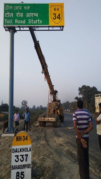 <p>नया रेट 02 जून 2024 की रात 12 बजे लागू हो जाएगा। NHAI ने कार, बस और ट्रकों के लिए 05 से 25 रुपए तक टोल टैक्स बढ़ा दिया है। सभी टोल प्लाजा पर नई रेट लिस्ट भी चस्पा कर दी गई हैं।</p>
