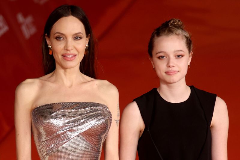 Angelina Jolie Brad Pitts Daughter Shiloh Jolie Files Petition To Drop Pitt From Name vvk