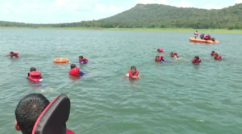 Kodagu Cops gear up to ready with floods Rigorous exercise in deep waters of Harangi reservoir gvd