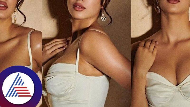 mr and mrs mahi actress janhvi kapoor was caught with a boy in the bedroom gvd