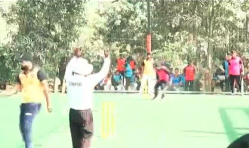 lifes last six, Man collapsed while playing cricket in Maharashtra's Thane because of Heart Attack akb