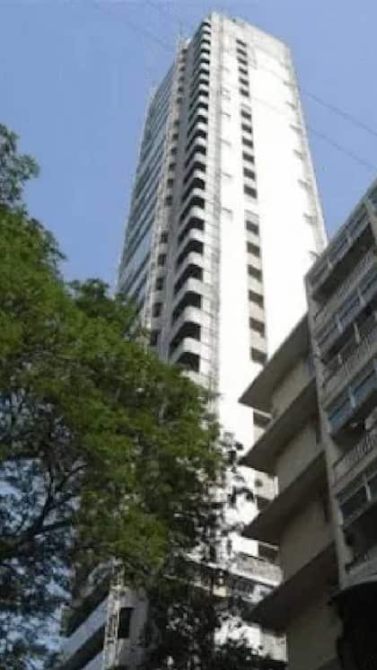 <p>अनिल अंबानी 16000 वर्ग फुट में बनी मुंबई की आलीशान एबोड बिल्डिंग में रहते हैं। यहां की लग्जीरियस सुविधाएं आपको हैरान कर सकती हैं। </p>
