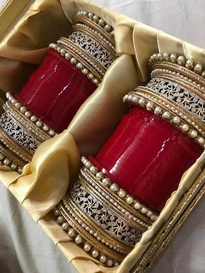 <p>नई नवेली दुल्हनों के लिए सुहाग चूड़ा परफेक्ट रहेगा। सुहाग चूड़े में मैचिंग का भी कोई झंझट नहीं रहता है।</p>
