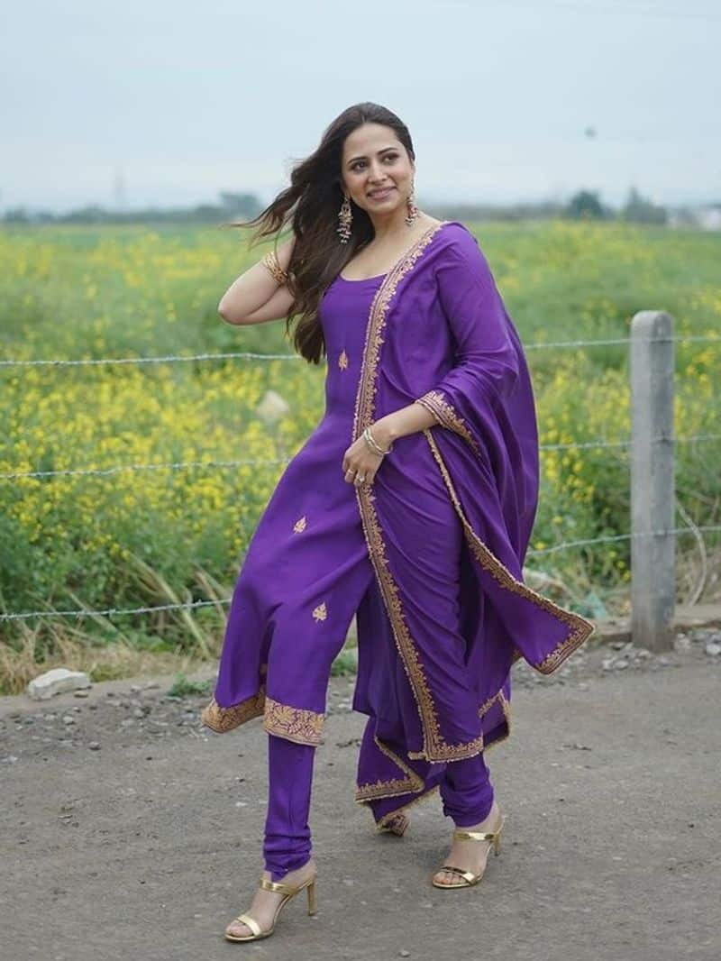 Sargun Mehta latest kurta set zkamn