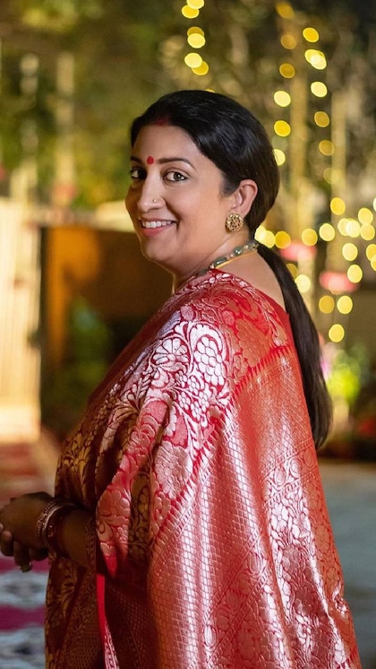 <p>अमेठी से लोकसभा सीट की उम्मीदवार स्मृति ईरानी का साड़ी लुक आपने कई बार नोटिस किया होगा। स्मृति को बनारसी साड़ियां खासी पसंद हैं।</p>
