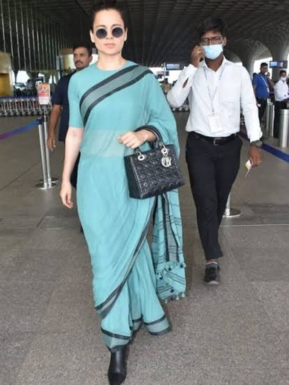 <p>कंगना ने  ब्लू कलर की कॉटन साड़ी पहनी है। पैरों में बूट  मिनिमल मेकअप और गॉगल  से लुक कंप्लीट किया है।</p>
