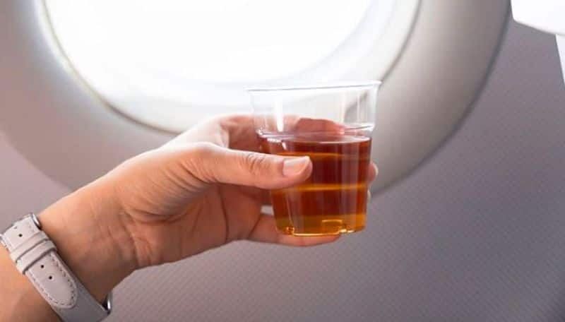 Scientists find drinking alcohol on a long haul flight could be bad for sleeping passengers hearts Vin