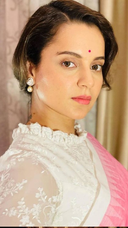 <p>कंगना खादी व्हाइट पिंक साड़ी के साथ एम्ब्रॉयडर्ड टर्टल नेक ब्लाउज में खूबसूरत लग रही हैं। साड़ी ब्लाउज के साथ कंगना के पर्ल ईयररिंग्स मैच हो रहे हैं। </p>
