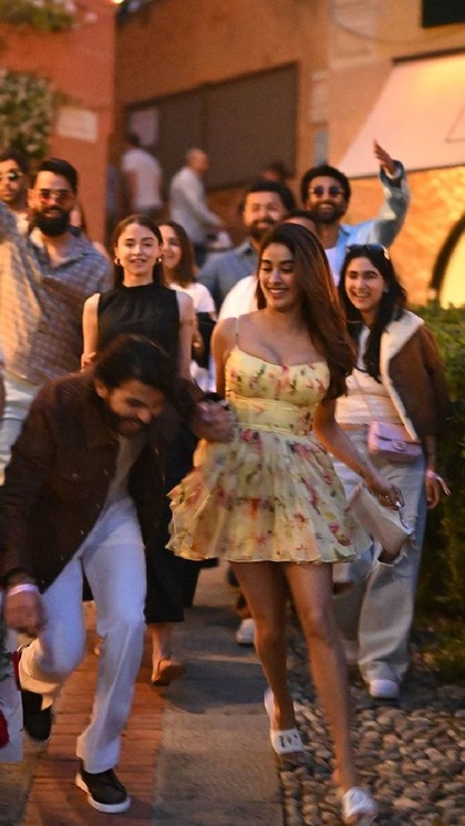 <p>एक्ट्रेस जाह्नवी कपूर अनंत अंबानी की पार्टी से लौटी हैं। इटली में जाह्नवी कपूर BF शिखर पहाड़िया संग मस्ती करती दिखीं। जाह्नवी कपूर ने शॉर्ट फ्रॉक फ्लोरल ड्रेस कैरी की है।</p>
