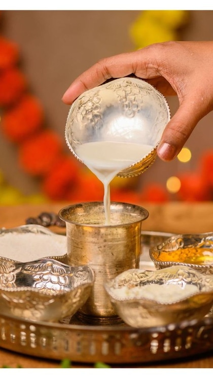 <p>पंचामृत लगाने से मनचाहे फल की प्राप्ति होती है। आप भी वट सावित्री को व्रत के दौरान पंचामृत का भोग जरूर लगाएं।  </p>
