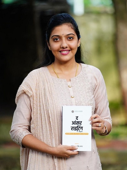 UPSC प्रिपरेशन घर या कोचिंग से, क्या कहती हैं IAS सृष्टि देखमुख?