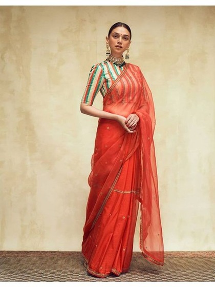 <p>बोटनेक ब्लाउज संग अदिति ने ऑर्गेंजा गोटापट्टी वर्क वाली शीर ऑर्गेंजा सिल्क साड़ी चुनी है। ऐसी साड़ियां एक्सएल साइज की लड़कियों के लुक को इनहेंस कर देती हैं। </p>
