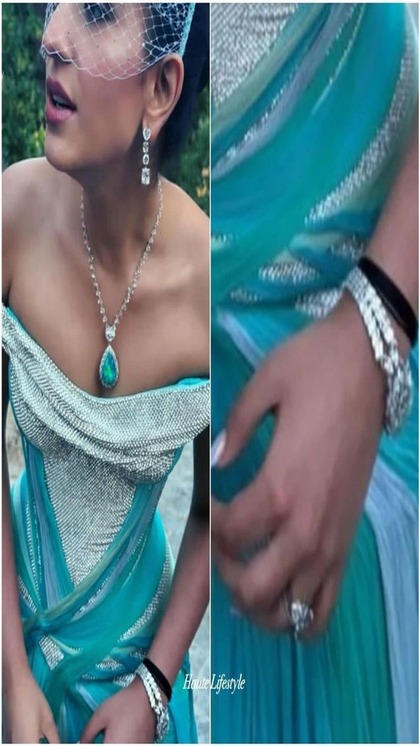 <p>राधिका मर्चेंट ने राजकुमारी लुक के साथ ज्यादा एक्सपेरिमेंट नहीं किया। उन्होंने मैचिंग एमराल्ड नेकलेस,हार्टशेप इयररिंग्स,डायमंड वॉच और बड़ी से रिगं पहनी थी। जो प्यारी लग रही है। </p>
