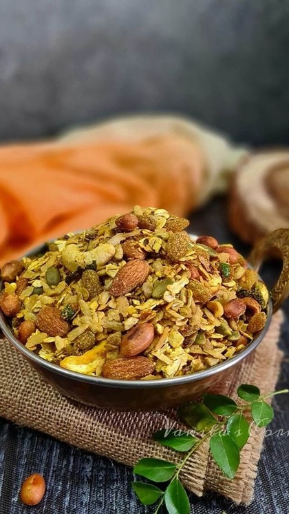 <p>शिल्पा शेट्टी को पोहा खाना पसंद है। वह हफ्ते में एक बार ड्राइ फ्रूट्स,दलिये के साथ बनाये हुए हेल्दी पोहे का सेवन करती हैं जो हंगर कंट्रोल करने का अच्छा ऑप्शन है। </p>
