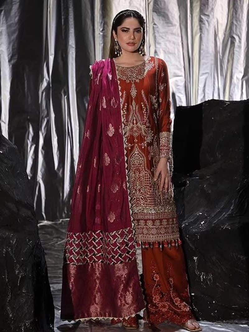 Woman Pakistani kurta set for Eid-Al-Adha zkamn