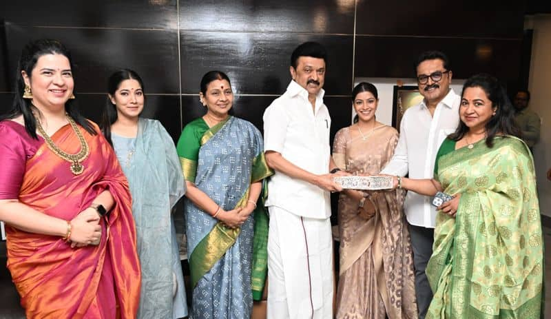 Sarathkumar invite Tamilnadu CM MK Stalin for his daughter varalaxmi Wedding gan