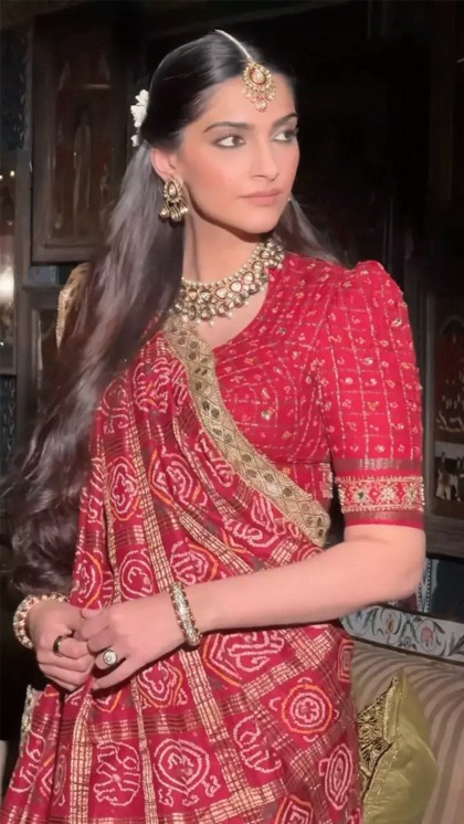 <p>फेस्टिव सीजन में सोनम कपूर सी गुजराती बंधनी साड़ी प्यारी लगेगी। उन्होंने आउटफिट को डिसेंट लुक देते हुए पफ स्लीव ब्लाउज और गोल्डन चोकर नेकलेस पहना है। </p>
