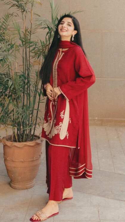 <p>ईद पर सिंपल-सोबर लुक चाहिए तो आप मावरा होकेन जैसा सिल्क कॉटन सूट ट्राई करें। ये कंफर्टेबल होने के साथ स्टाइलिश लगते हैं। आप सिल्वर इयररिंग्स के साथ इसे टीमअप करें। </p>
