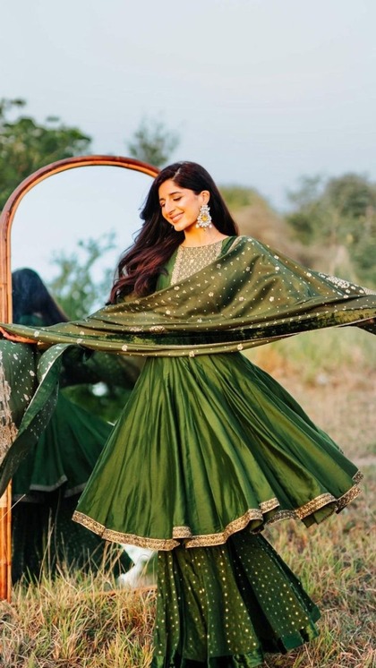 <p>सिल्क शरारा के बिना फैशन अधूरा है। अगर शादी के बाद ससुराल में पहली ईद है तो मावरा होकेन जैसा सिल्क शरारा सेट ट्राई करें। बाजार में इस पैर्टन पर शरारा आराम से मिल जाएंगे। </p>
