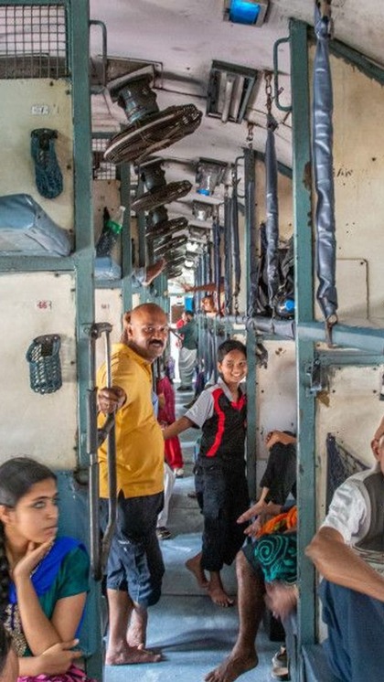 <p>अगर यात्री का ट्रेन में सामान छूट जाए तो उन्हें काफी परेशानी होती है। पर आज जानेंगे कि अगर आप गलती से ट्रेन में सामान भूल गए हैं तो उसे कैसे वापस पा सकते हैं।</p>
