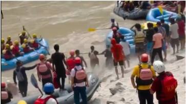  Viral Video: Rishikesh rafting turns into paddle fight as guides and tourists clash in video footage  NTI