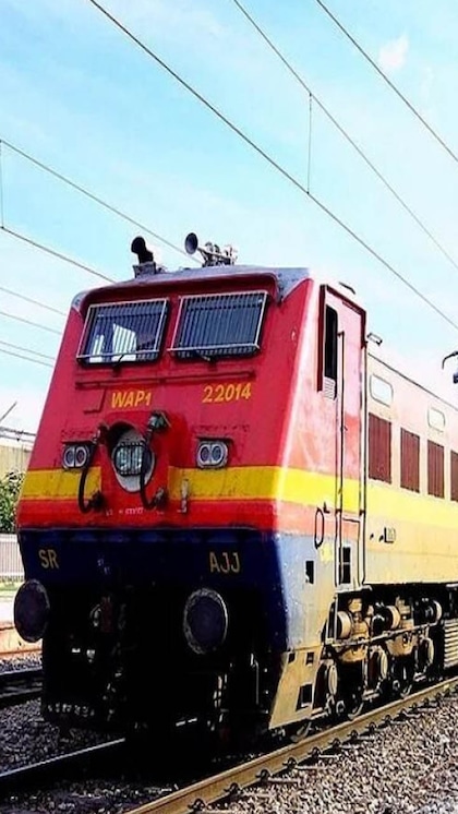 3 KM यात्रा, 9 मिनट सफर, ₹1155 टिकट: जानें क्यों Train में इतनी भीड़?