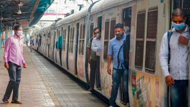 Station master gave wrong signal to Goregaon Bound mumbai local Train station Master suspended akb