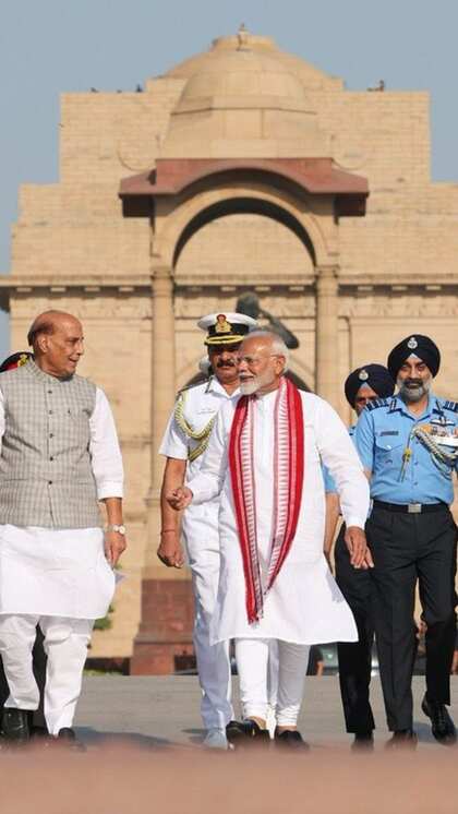 <p>चुनावी रिजल्ट के बाद लोगों के मन में ये सवाल अक्सर उठता है कि आखिर विधायक और सांसद को कितनी सेलरी मिलती है। आईए जानते हैं कि इस बार के सांसदों को कितनी सेलरी मिलेगी।</p>
