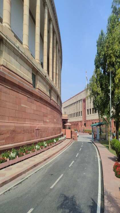<p>आज 9 जून 2024 को प्रधानमंत्री नरेंद्र मोदी तीसरी बार प्रधानमंत्री की शपथ लेने जा रहे हैं। इसके बाद देश में नई सरकार का कामकाज शुरू हो जाएगा। </p>

<p> </p>

<p> </p>
