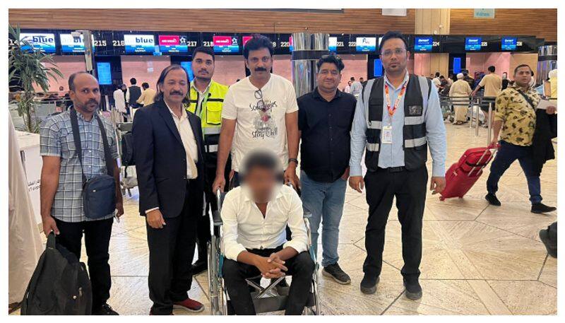 malayalis helped up native stranded in airport 