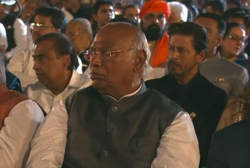 Mallikarjun Kharge attended PM Modis swearing in ceremony all other opposition leaders were absent akb