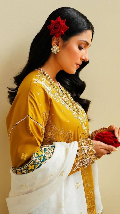 ईद में होगा हसीन हुस्न का दीदार! जब पहनेंगी Ayeza Khan के डिजाइनर सूट
