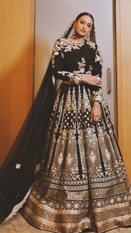 <p>बधाई हो ! बॉलीवुड की दबंग गर्ल सोनाक्षी सिन्हा जल्द दुल्हन बनने वाली हैं। वह लॉन्ग टाइम ब्वॉयफ्रेंड जाहीर इकबाल से 23 जून को शादी करेंगी। सोना को दुल्हन बनता देख फैस बेताब हैं।</p>
